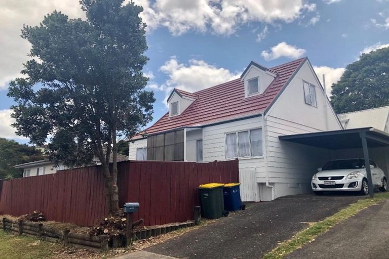 Photo of property in 1/15 Lambrown Drive, Totara Vale, Auckland, 0629