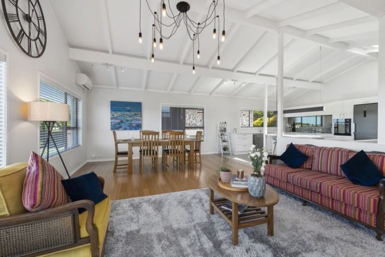 Photo of property in 8 Robin Lane, Browns Bay, Auckland, 0630