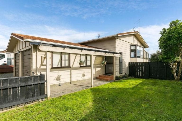 Photo of property in 32 Dominica Crescent, Grenada Village, Wellington, 6037