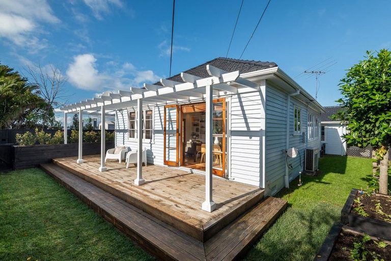 Photo of property in 7 Nelson Avenue, Northcote Point, Auckland, 0627
