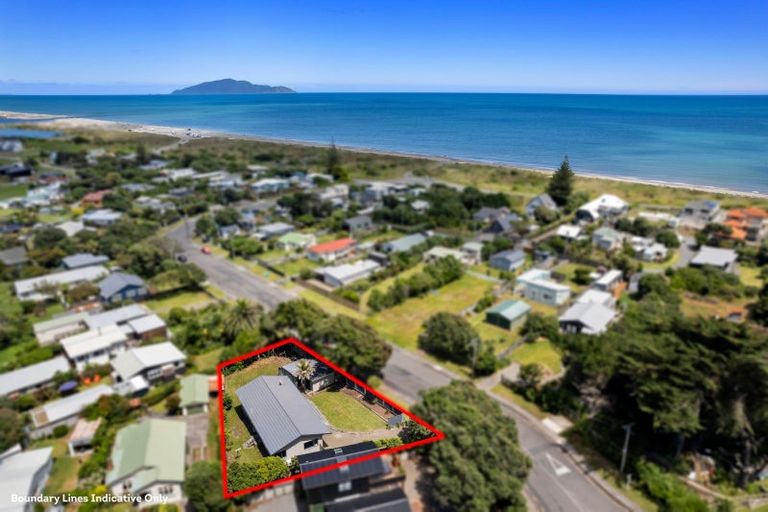 Photo of property in 4 The Avenue, Otaki Beach, Otaki, 5512