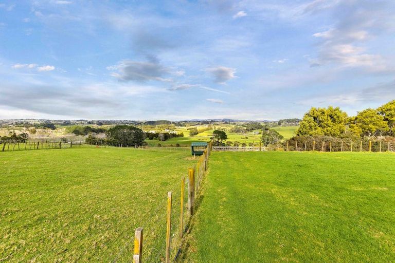 Photo of property in 133 Hanham Road, Kumeu, 0891