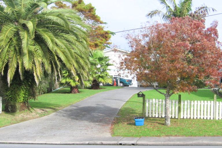 Photo of property in 15 Red Beach Road, Red Beach, 0932