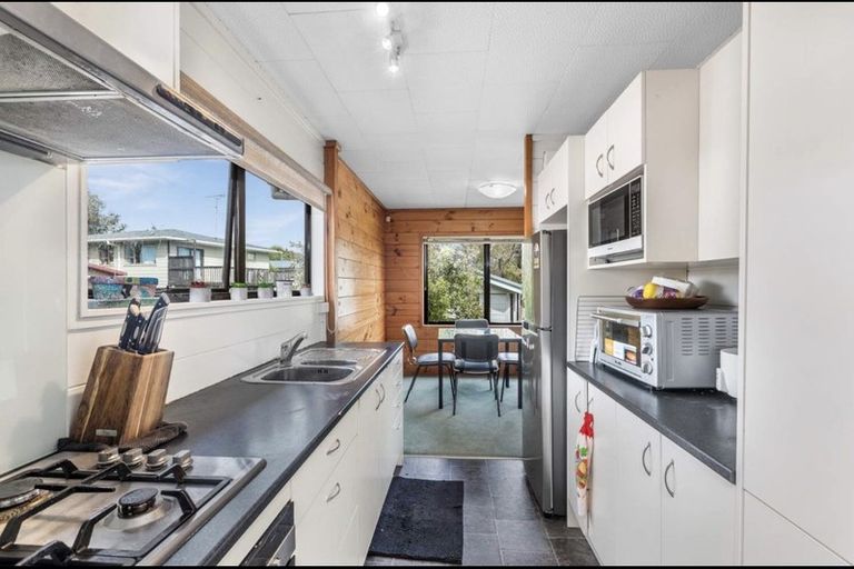 Photo of property in 2/85 Awaruku Road, Torbay, Auckland, 0630