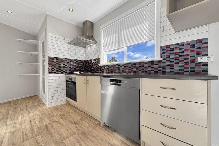 Photo of property in 14 Barclay Street, Newlands, Wellington, 6037