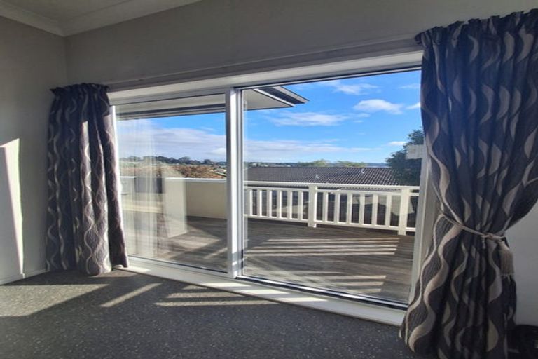 Photo of property in 42a Sunset Road, Unsworth Heights, Auckland, 0632