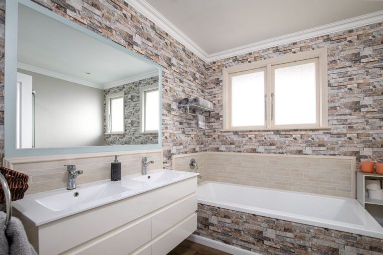 Photo of property in 107 Branxholm Street, Roxburgh, 9500