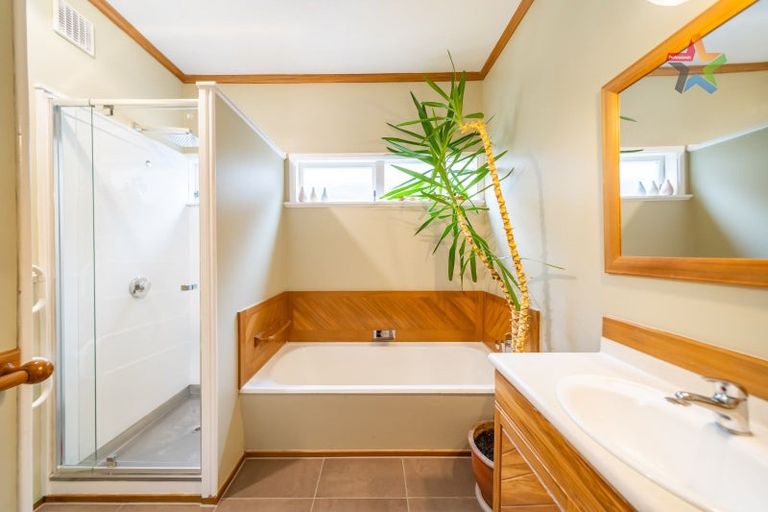 Photo of property in 10 Clematis Grove, Maungaraki, Lower Hutt, 5010