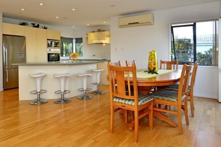Photo of property in 136 Wiseley Road, West Harbour, Auckland, 0618