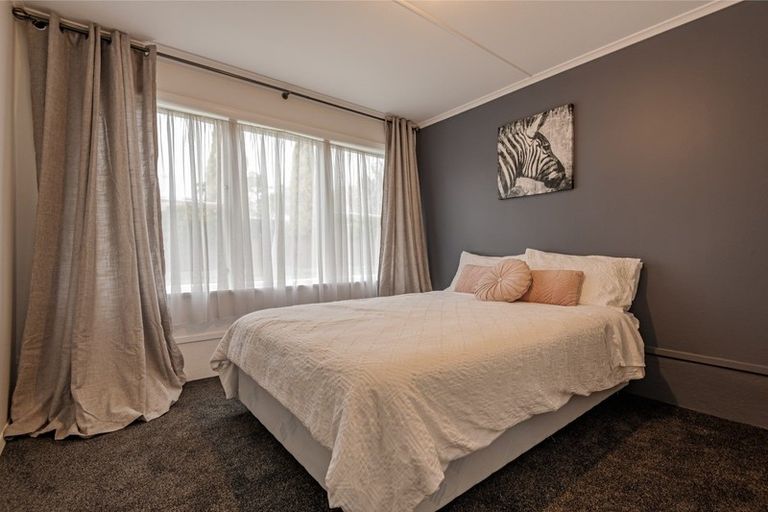 Photo of property in 1 Athlone Place, Hokowhitu, Palmerston North, 4410