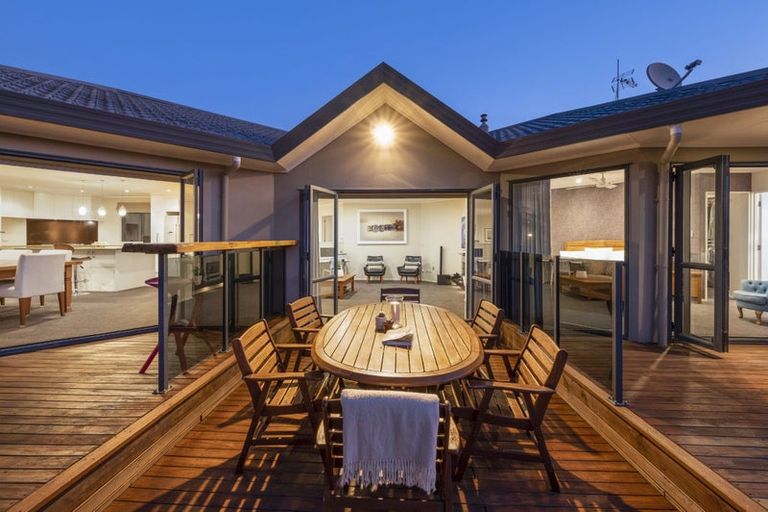 Photo of property in 8 Almond Grove, Greenhithe, Auckland, 0632