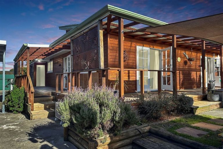 Photo of property in 37 Queens Avenue, Waikuku Beach, 7402