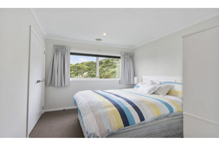 Photo of property in 15 Canary Way, Whitby, Porirua, 5024