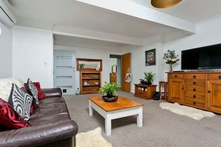 Photo of property in 1/4 Lynn Road, Bayview, Auckland, 0629