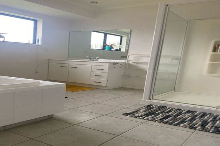 Photo of property in 8 Woodgate Court, Fitzherbert, Palmerston North, 4410