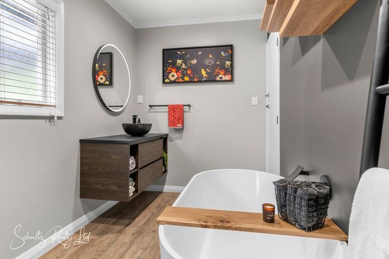 Photo of property in 16 Whaka Street, Maungaturoto, 0520