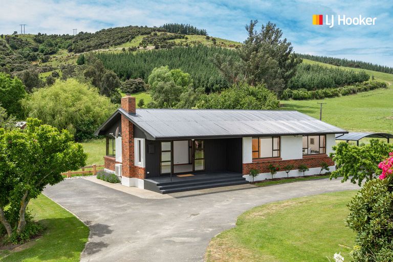 Photo of property in 806 Outram-mosgiel Road, Riverside, Outram, 9073