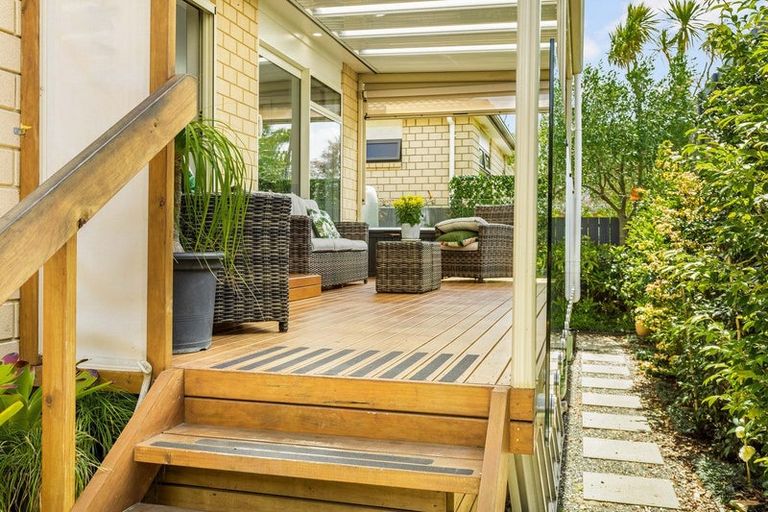 Photo of property in 10 Waitaha Close, Orewa, 0931