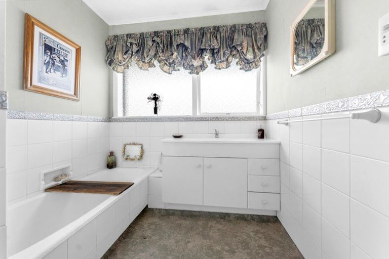 Photo of property in 6 Youngs Road, Papakura, 2110