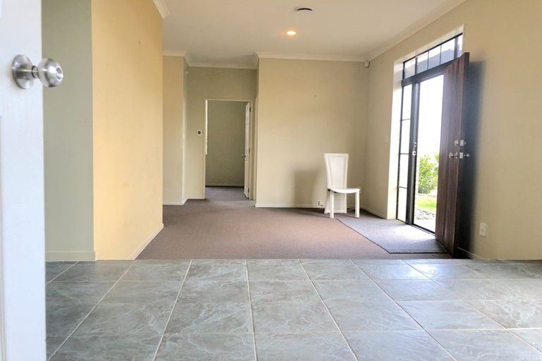 Photo of property in 2 Ballyward Close, East Tamaki, Auckland, 2013