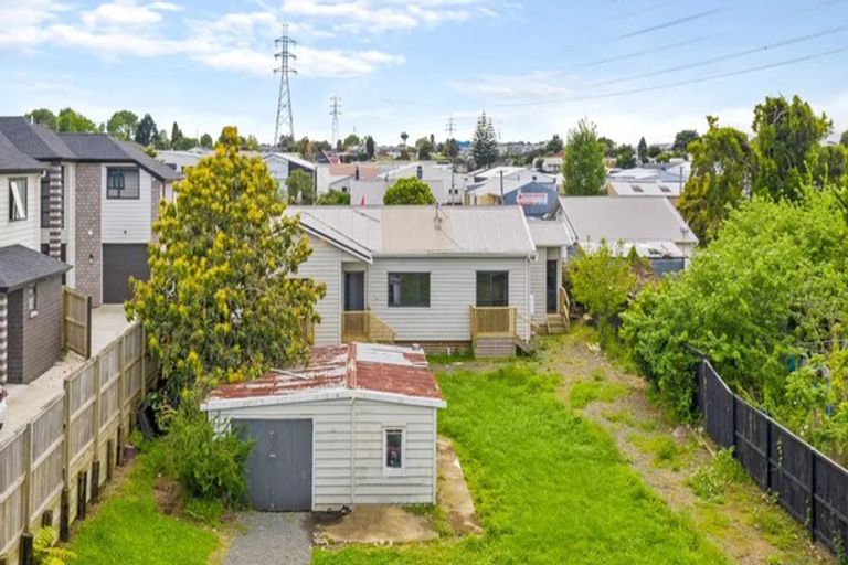 Photo of property in 5 Waiari Road, Conifer Grove, Takanini, 2112