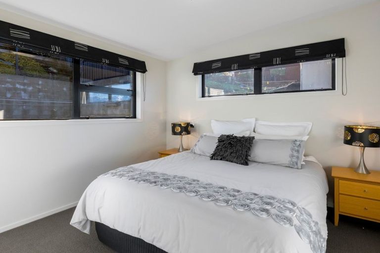 Photo of property in 70 Wynyard Crescent, Fernhill, Queenstown, 9300