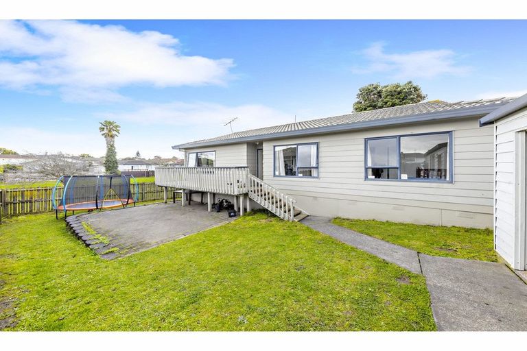 Photo of property in 2/73 Etherton Drive, Weymouth, Auckland, 2103