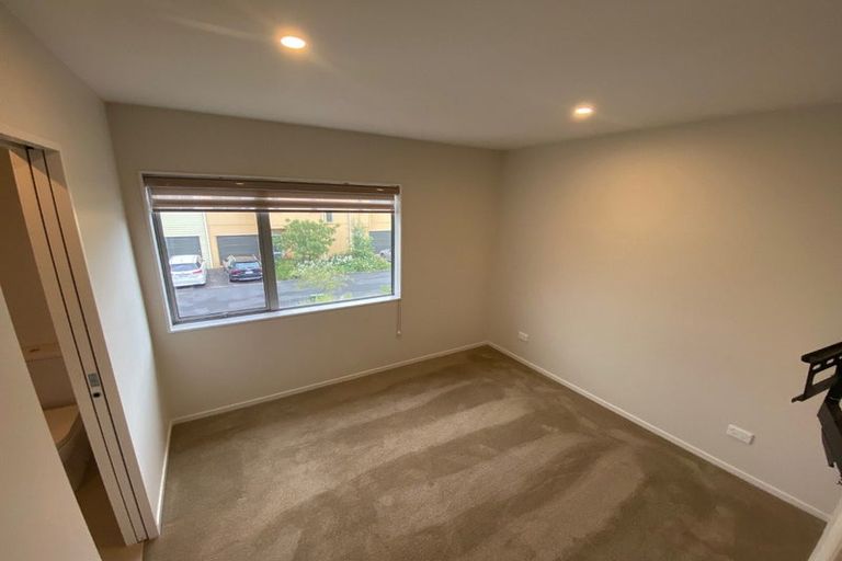 Photo of property in 29/11 Ray Small Drive, Papakura, 2110
