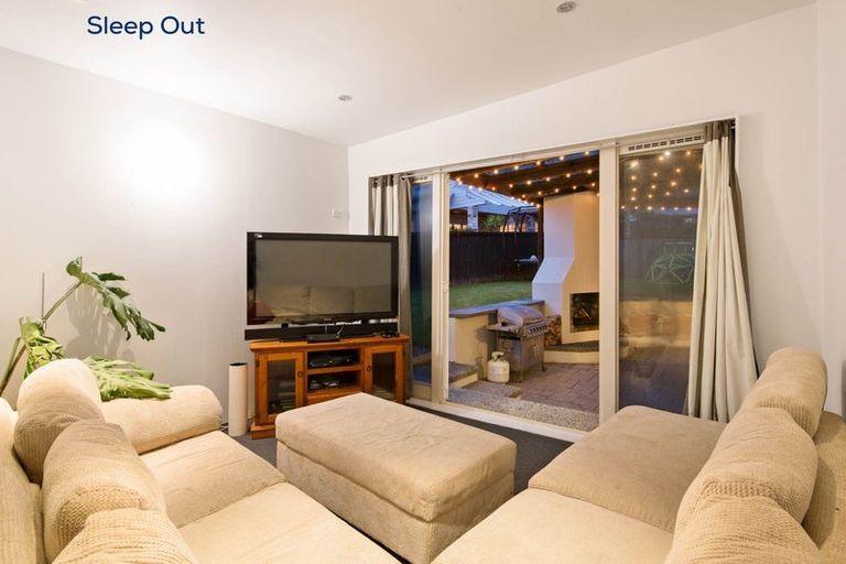 Photo of property in 8a Oteha Valley Road, Northcross, Auckland, 0632