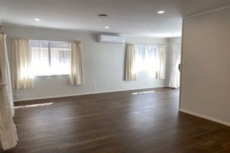 Photo of property in 1 Spears Place, Botany Downs, Auckland, 2010