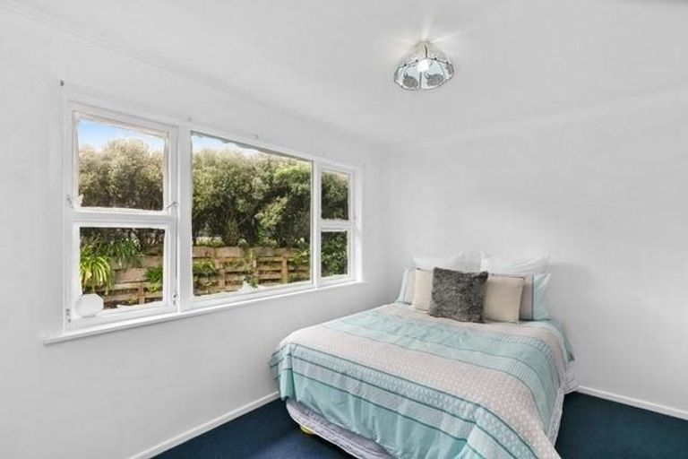 Photo of property in 25 Brooker Grove, Newlands, Wellington, 6037