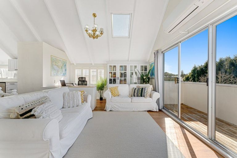 Photo of property in 2/22 Salem Place, Torbay, Auckland, 0630