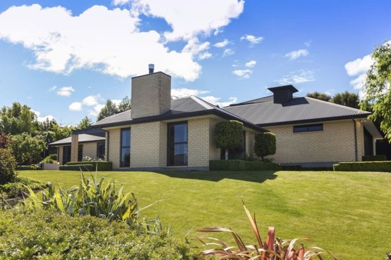 Photo of property in 25 Highcrest Heights, Westmorland, Christchurch, 8025