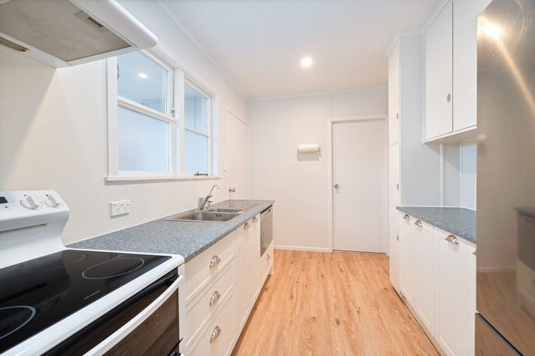 Photo of property in 3/99a View Road, Sunnyvale, Auckland, 0612