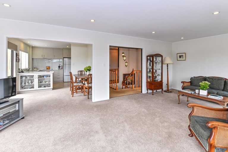 Photo of property in 2/12 Steeple Rise, Pakuranga, Auckland, 2010