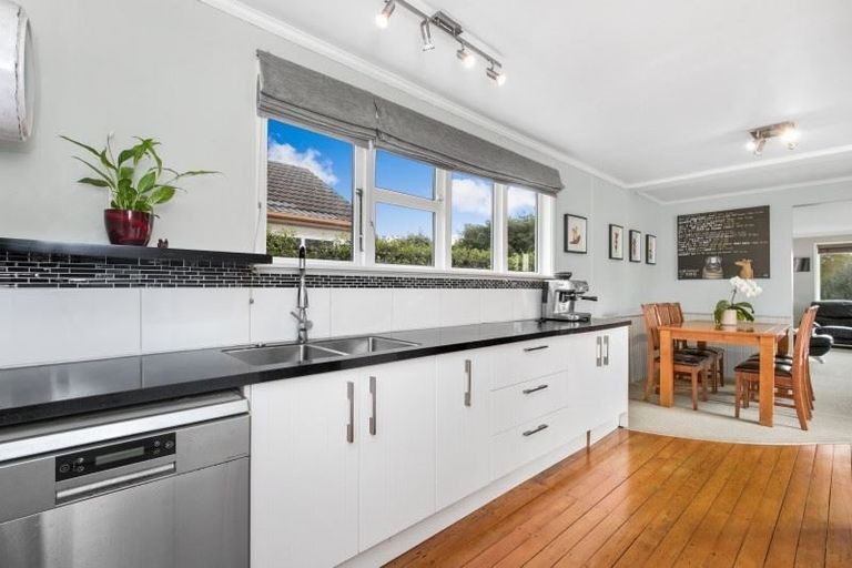 Photo of property in 12 Village Way, Ardmore, Papakura, 2582