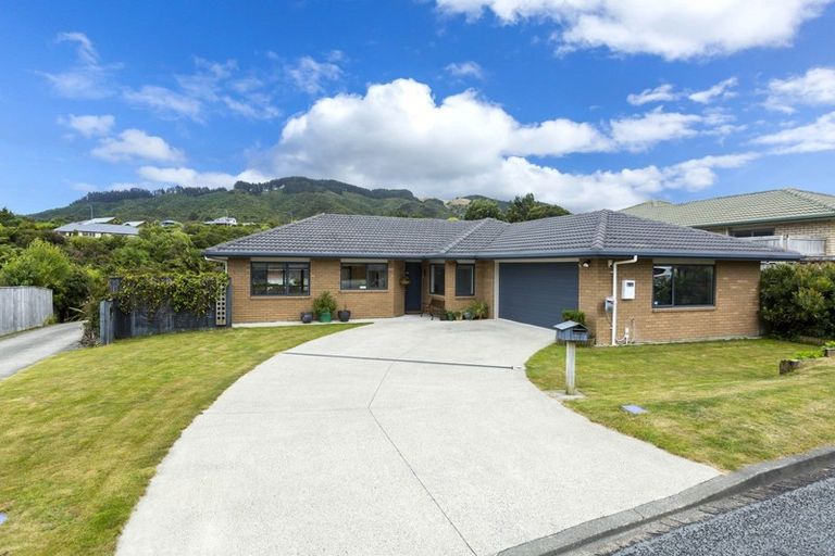 Photo of property in 61 Percy Kinsman Crescent, Riverstone Terraces, Upper Hutt, 5018