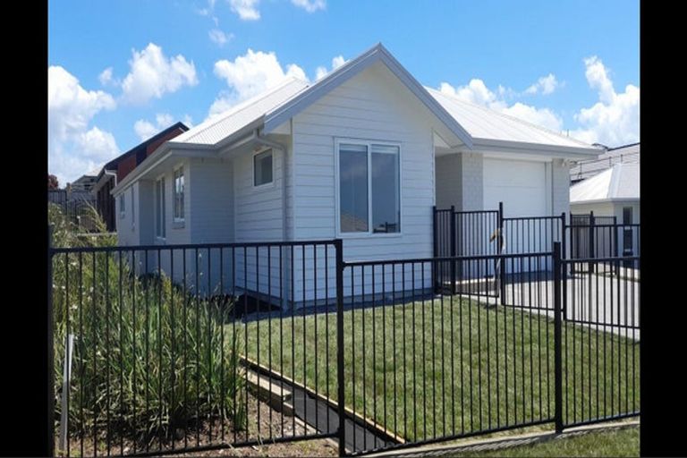Photo of property in 1 Nottingham Road, Omokoroa, 3114