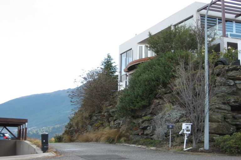 Photo of property in 16 Peregrine Place, Queenstown, 9300
