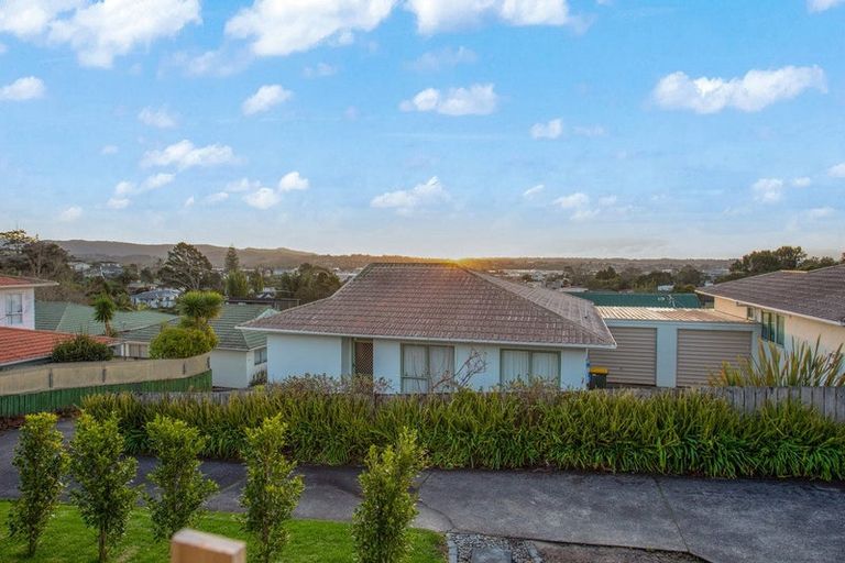 Photo of property in 1/41 Sungrove Rise, Sunnyvale, Auckland, 0612