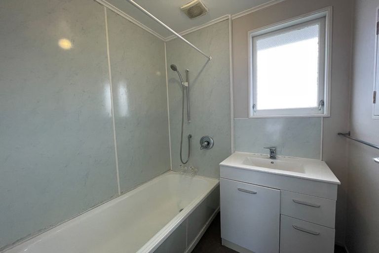 Photo of property in 10/55 Apu Crescent, Lyall Bay, Wellington, 6022