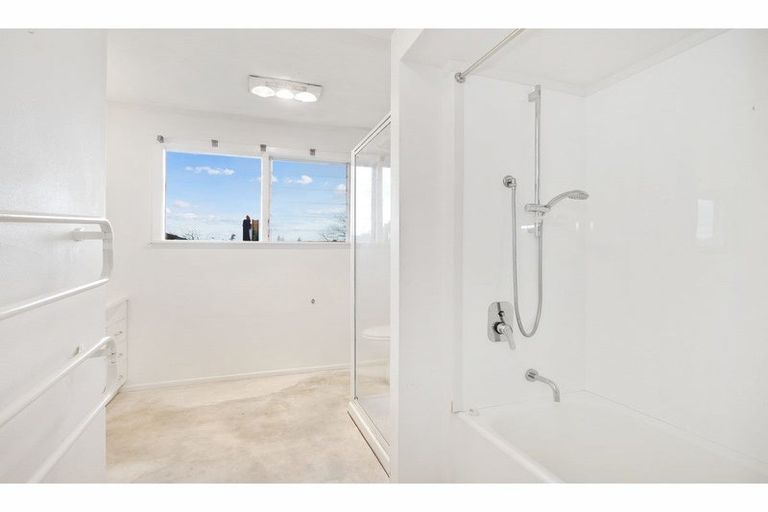 Photo of property in 3 Ngatoa Place, Glenfield, Auckland, 0629