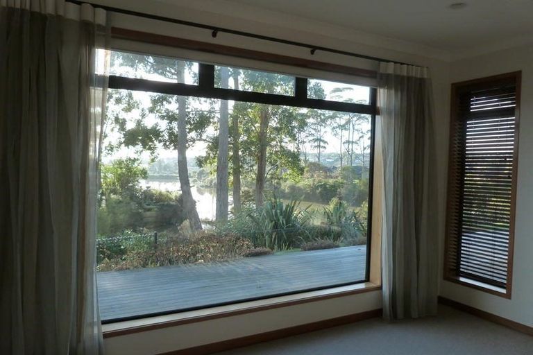 Photo of property in 12 Barnsley Place, Henderson, Auckland, 0612