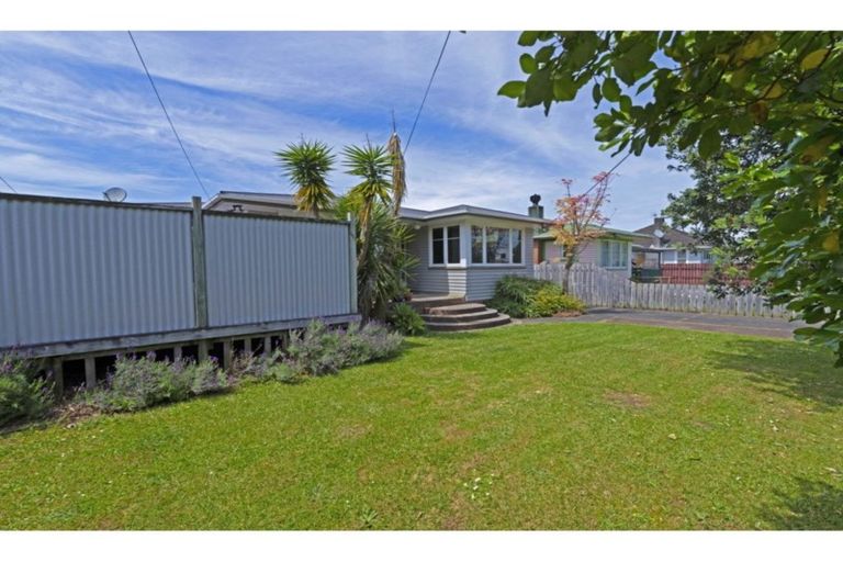Photo of property in 14 Birdwood Road, Swanson, Auckland, 0612