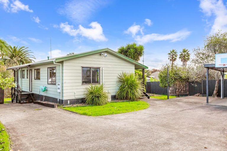 Photo of property in 2/91a Beach Road, Te Atatu Peninsula, Auckland, 0610