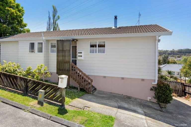 Photo of property in 24 Halloran Place, Massey, Auckland, 0614