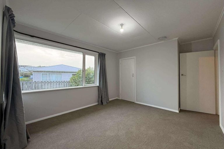 Photo of property in 52 Ruskin Road, Newlands, Wellington, 6037