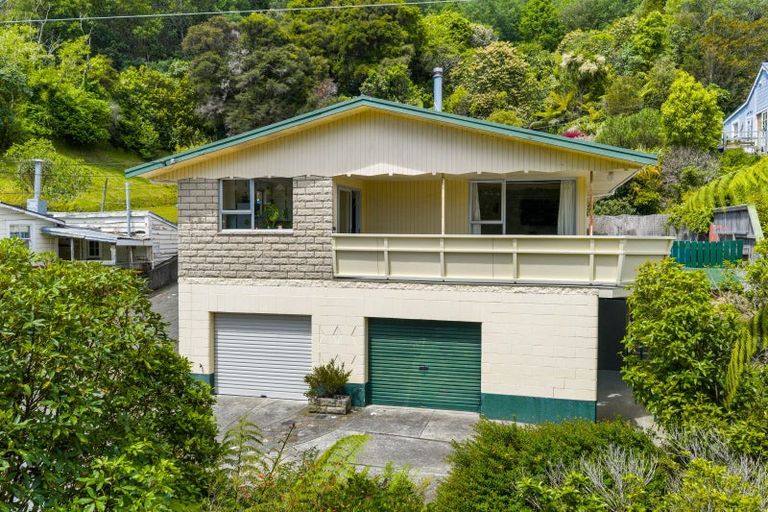 Photo of property in 13 Milton Terrace, Picton, 7220
