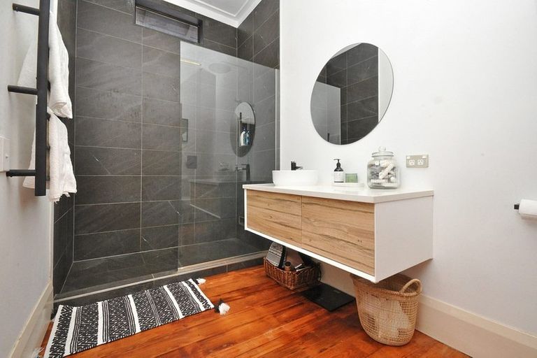 Photo of property in 47 View Road, Henderson, Auckland, 0612