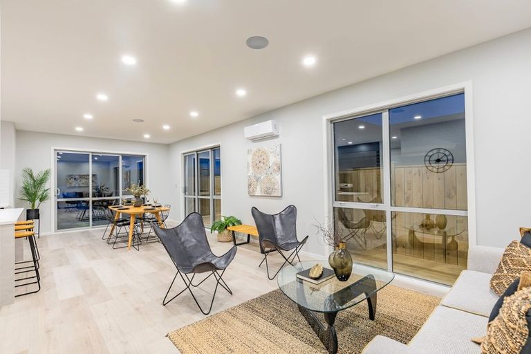 Photo of property in 43 Lumbarda Drive, Kumeu, 0810